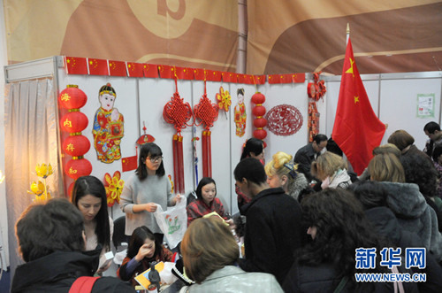 中國(guó)文化展臺(tái)深受歡迎。新華網(wǎng)記者林惠芬