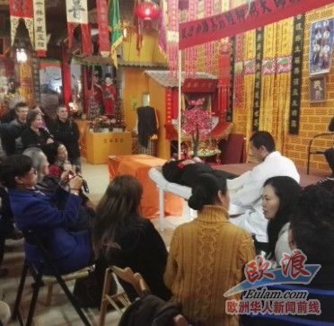 圖為柳彬現(xiàn)場為西班牙患者按摩。(西班牙《歐浪網(wǎng)》)