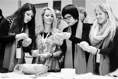 圖為外國朋友學(xué)包餃子。