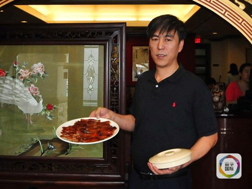 圖為手捧一盤(pán)北京烤鴨的曹高龍