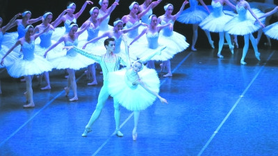 2015年12月25日西方傳統(tǒng)圣誕節(jié)當(dāng)日在阿姆斯特丹演出現(xiàn)場。主演:吳虎生和范曉楓