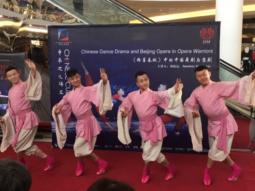 演員現(xiàn)場(chǎng)展示蹺功。(加拿大《環(huán)球華報(bào)》)