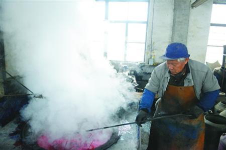 陸志儉為黃草染色。(閔慧翀