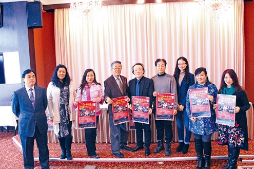 作曲家梁二黑(左4)及指揮家張振國(guó)(中)聯(lián)同多位藝術(shù)界高手各組成強(qiáng)大陣容。(加拿大《星洲日?qǐng)?bào)》)