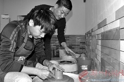 章振順在指導(dǎo)學(xué)徒