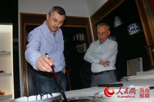 烏茲別克斯坦對(duì)外友好協(xié)會(huì)副主席伊山霍扎耶夫用毛筆書(shū)寫(xiě)書(shū)法作品