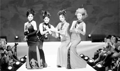 圖為在“2015中國旗袍會第二屆中國旗袍大賽”頒獎盛典上,來自全球各地的選手表演節(jié)目。