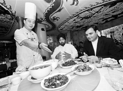 圖為外國人品嘗中餐