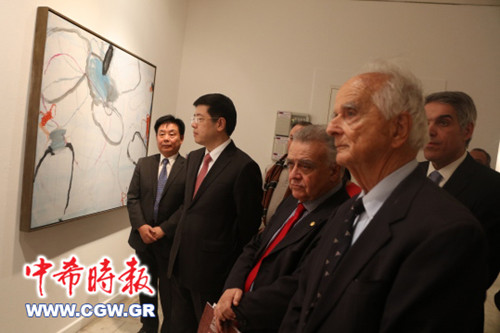 中外賓客在參觀展覽。(希臘《中希時(shí)報(bào)》)