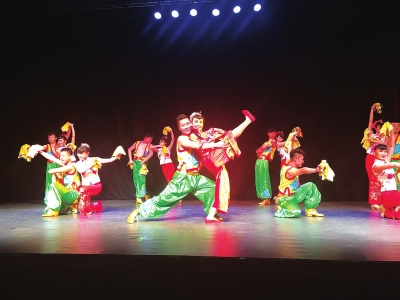 演員正在表演舞蹈《關東情》。(龔保華