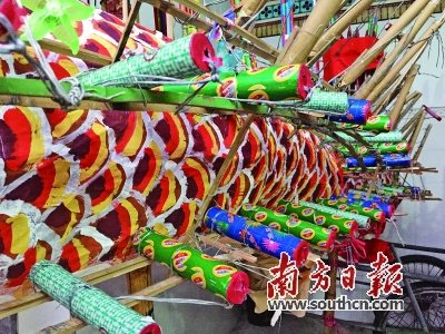 火龍身上放滿了各式的煙花。(何森垚