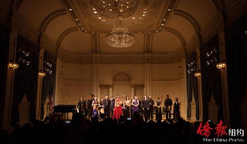 演出結(jié)束后全體音樂(lè)家上臺(tái)答謝觀眾。(美國(guó)《僑報(bào)》/范子嵐