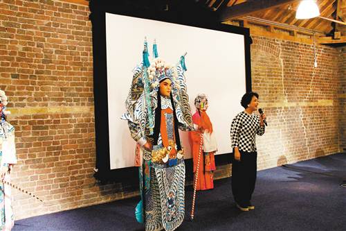 沈鐵梅在倫敦博物館講解川劇行當(dāng)