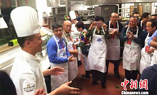 中餐繁榮基地烹飪師傅現(xiàn)場(chǎng)傳授技藝(揚(yáng)州僑辦供圖)