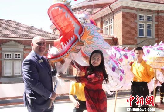 龍燈被贈(zèng)與珀斯市(棲霞區(qū)統(tǒng)戰(zhàn)部供圖)