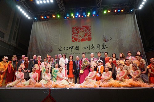 四海同春走近北愛爾蘭晚會結(jié)束演員和嘉賓們合影。(《歐洲時報》/高洋