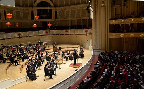 圖為中國廣播民族樂團(tuán)在美國芝加哥交響中心演出。(張大衛(wèi)