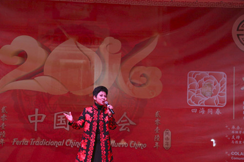 董文華演唱在“四海同春”馬德里站的露天舞臺上。(法國《歐洲時報》/孔帆