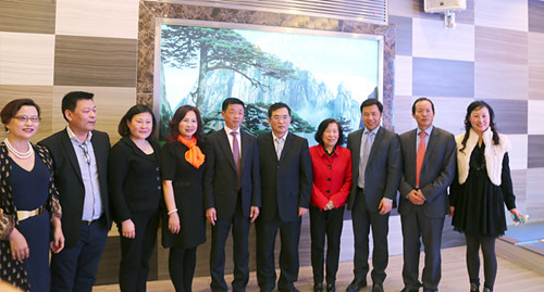 部分西班牙僑界代表與劉春鋒及喜愛的藝術家們合影留念。(法國《歐洲時報》)