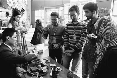 巴基斯坦南方科學(xué)技術(shù)促進(jìn)可持續(xù)發(fā)展委員會信息技術(shù)學(xué)院學(xué)生現(xiàn)場體驗(yàn)中國茶藝。(徐偉