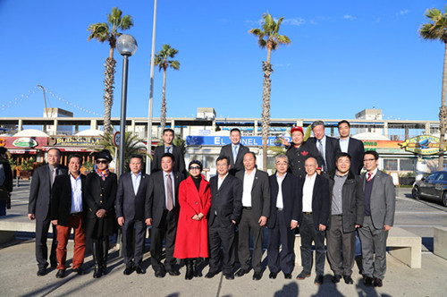 西班牙巴塞羅那中華總商會(huì)代表與藝術(shù)團(tuán)成員歡聚。(法國(guó)《歐洲時(shí)報(bào)》)