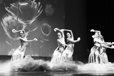 中國僑網(wǎng)圖為休斯頓華星藝術(shù)團(tuán)演員在2016年“四海同春”休斯頓站演出中表演傣族舞