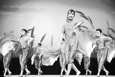 中國僑網(wǎng)圖為多倫多華星藝術(shù)團(tuán)演員在2016年“四海同春”多倫多站演出中表演舞蹈《高粱頌》,講述陜北民眾英勇抗戰(zhàn)的故事