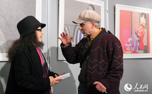 畫家與來賓交流。人民網(wǎng)記者管克江