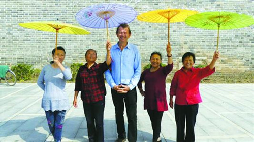 邁克爾·伍德在拍攝過程中與中國民眾合影。(資料)