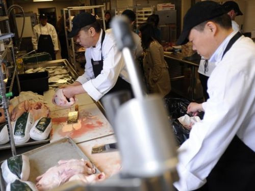 來自北師大的廚師在密歇根州立大學(xué)展示中餐制作(美國《僑報(bào)》援引《蘭辛密歇根新聞網(wǎng)》圖片)