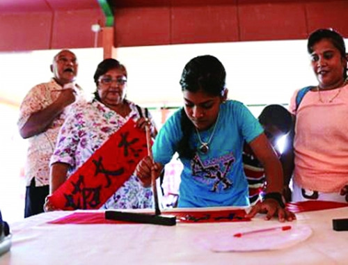 斐濟(jì)民眾學(xué)習(xí)書寫漢字