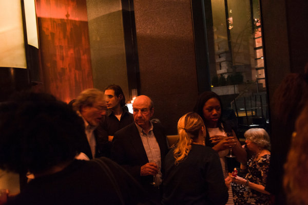 作家加爾文·特里林(中)在紐約China