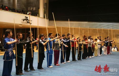 比賽現(xiàn)場(chǎng)的選手們列隊(duì)接受評(píng)委檢視(美國(guó)《僑報(bào)》/管黎明