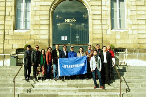 新瓷藝術(shù)家訪問團合影(法國《歐洲時報》/方梓熙