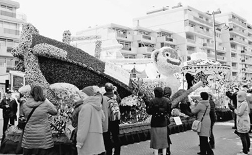 參加花車巡游的大型中國主題花車“絲路福州”(任彥 攝)