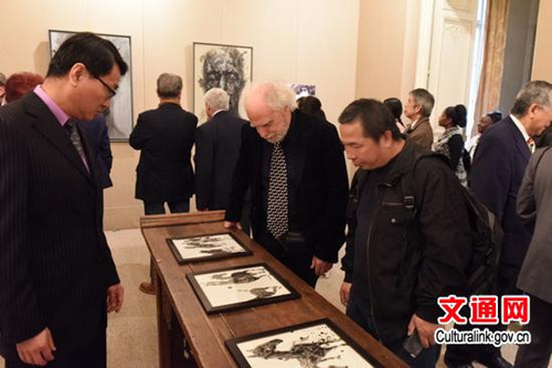 中法觀眾欣賞畫作
