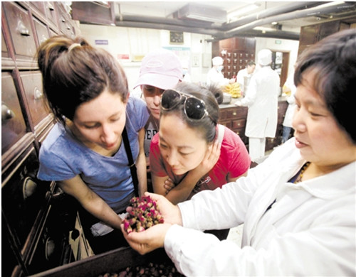 美國整脊療法學(xué)院27位學(xué)生在浙江省中醫(yī)院中藥房,了解中藥飲片的加工炮制及中藥材功效(于偉