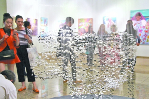 拉美及加勒比當代藝術(shù)展上的作品吸引眾多觀眾(陳璐