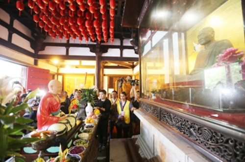 大明寺鑒真紀念堂里,新老鑒真像似在互致問候(張卓君