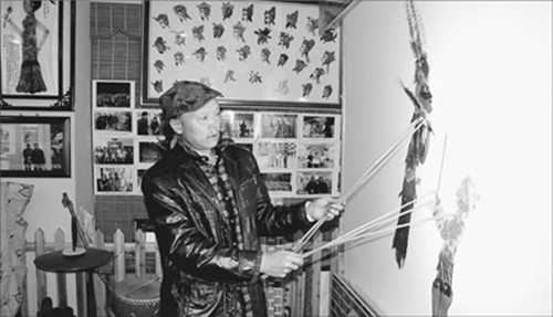 馬飛在工作室表演皮影戲《西游記》