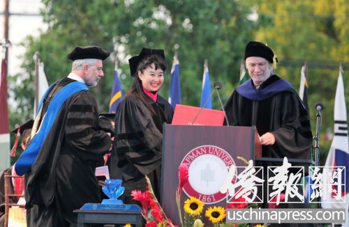 京劇藝術(shù)家孫萍獲得查普曼大學榮譽博士學位證書(美國《僑報》/邱晨