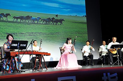 藝術(shù)家們和華盛頓中國(guó)民族樂(lè)團(tuán)二胡演奏者們的合作曲目《戰(zhàn)馬奔騰》(美國(guó)《僑報(bào)》/何心怡