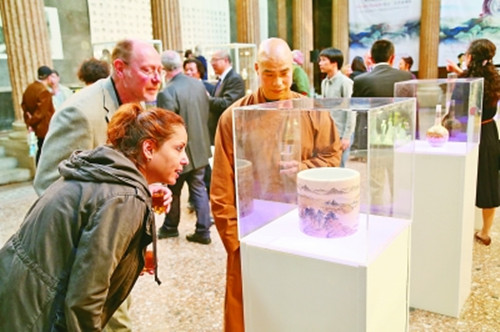 觀眾在欣賞“陶瓷微書”(王懷成