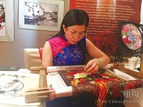 長沙市非物質(zhì)文化遺產(chǎn)保護(hù)協(xié)會會長江再紅現(xiàn)場表演湘繡(美國《僑報》/宋旸