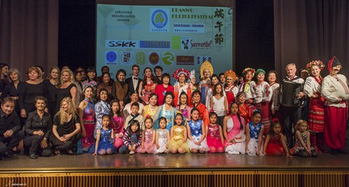 演出后,全體演職人員與主要嘉賓合影留念(劉曉玫