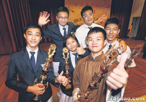 第31屆“全國(guó)中學(xué)相聲表演賽”的三支優(yōu)勝隊(duì)伍(新加坡《聯(lián)合早報(bào)》/周柏榮