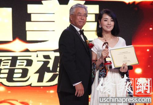 中國內(nèi)地演員姜鴻波獲最年度最佳女演員和最佳電視劇女主角兩個(gè)大獎(jiǎng)(美國《僑報(bào)》/章寧