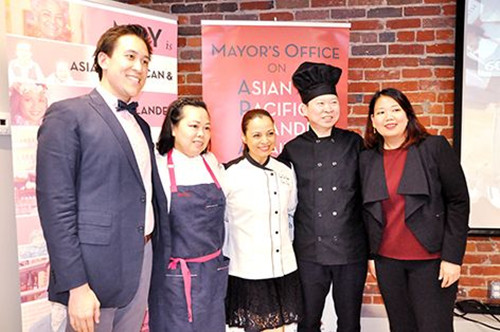 華盛頓市長(zhǎng)亞太裔辦公室主任都勇(左1)與三位廚師合影(美國(guó)《僑報(bào)》)