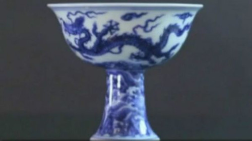 英國西米德蘭斯塔福德郡大學(xué)曾經(jīng)塵封在柜子里的一件明朝瓷器在香港以317萬英鎊的價格出售