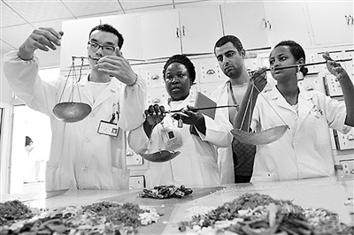 圖為外籍學員跨洋學醫(yī)。(圖片來源:中新網(wǎng))